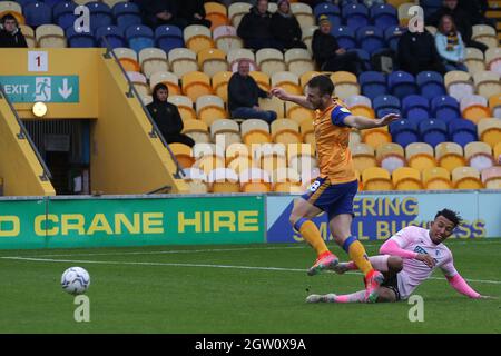 MANSFIELD, GROSSBRITANNIEN. Ollie Clarke von Mansfield Town in Aktion mit Remeao Hutton von Barrow während des Sky Bet League 2-Spiels zwischen Mansfield Town und Barrow am Samstag, den 2. Oktober 2021 im One Call Stadium in Mansfield. (Kredit: Mark Fletcher | MI News) Kredit: MI Nachrichten & Sport /Alamy Live News Stockfoto