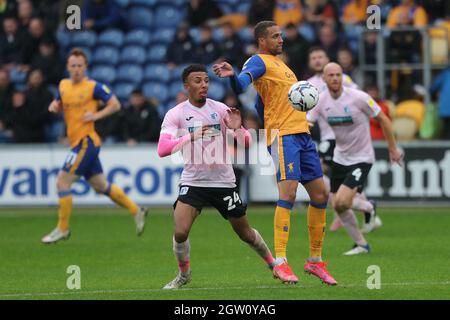 MANSFIELD, GROSSBRITANNIEN. Jordan Bowery aus Mansfield Town in Aktion mit Barrows Remeao Hutton während des Sky Bet League 2-Spiels zwischen Mansfield Town und Barrow am Samstag, den 2. Oktober 2021 im One Call Stadium, Mansfield. (Kredit: Mark Fletcher | MI News) Kredit: MI Nachrichten & Sport /Alamy Live News Stockfoto