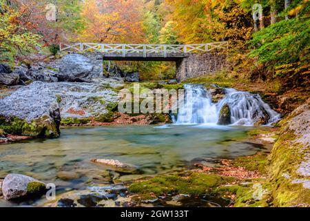 Schöne Brücke über den Fluss Stockfoto