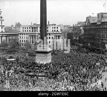 Menschenmassen füllen den Londoner Trafalgar Square während der Feier des V-E Day am 8. Mai 1945. Stockfoto