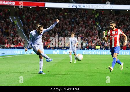 Madrid, Spanien. Oktober 2021. Oscar Mingueza in Aktion während des Spiels von La Liga Santander 2021/2022 zwischen Atletico de Madrid und dem FC Barcelona im Wanda Metropolitano Stadium. (Endergebnis; Atletico de Madrid 2:0 FC Barcelona) (Foto von Francis Gonzalez/SOPA Images/Sipa USA) Quelle: SIPA USA/Alamy Live News Stockfoto