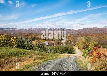 Schöner Herbsttag in Ulster County New York mit den Shawangunk Mountains, einem beliebten Kletterziel im Hintergrund. Stockfoto