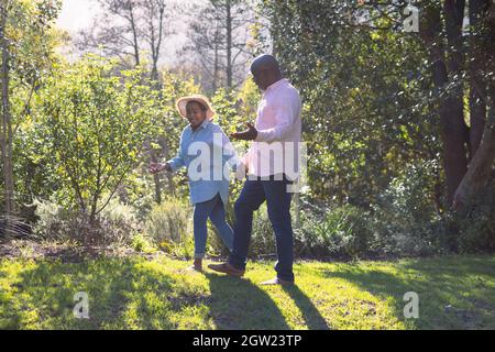 Glückliches afroamerikanisches Seniorenpaar, das die Hände im Freien hält Stockfoto