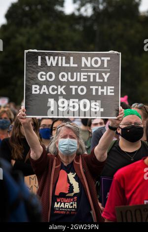 Women’s March, Franklin Park, Boston, Massachusetts 02. Okt.2021. Mehr als 1,000 versammelten sich zur Unterstützung der Abtreibungsrechte, als über 600 ähnliche Demonstrationen in den Vereinigten Staaten als Reaktion auf ein Gesetz des Staates Texas, das Abtreibungen stark einschränkte, abgehalten wurden. Kredit: Chuck Nacke / Alamy Live Nachrichten Stockfoto