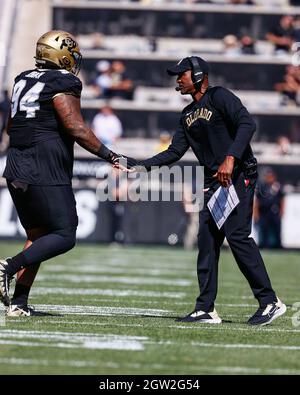 Boulder, CO, USA. Oktober 2021. CU-Cheftrainer Karl Dorell gratuliert Colorado Buffaloes Defensivlineman Janaz Jordan (94) beim Fußballspiel zwischen Colorado und USC im Folsom Field in Boulder, CO. Colorado verlor 37-14. Derek Regensburger/CSM/Alamy Live News Stockfoto