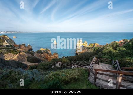 Luftaufnahme des Strandes Praia do Camilo - Lagos, Algarve, Portugal Stockfoto