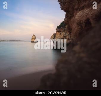 Pyramidenfelsen am Strand Praia do Camilo bei Sonnenuntergang - Long Exposure Shot - Lagos, Algarve, Portugal Stockfoto