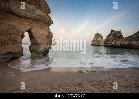 Praia do Camilo Strand und Felsformationen - Lagos, Algarve, Portugal Stockfoto