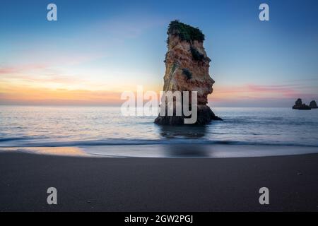 Sonnenaufgang am Strand Praia Dona Ana - Lagos, Algarve, Portugal Stockfoto
