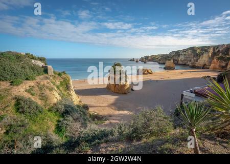 Luftaufnahme des Strandes Praia dona Ana - Lagos, Algarve, Portugal Stockfoto