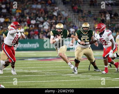 Birmingham, Alabama, USA. Oktober 2021. UAB Blazers Quarterback Dylan Hopkins (9) spielt den Ball während eines NCAA-Fußballspiels zwischen den UAB Blazers und den Liberty Flames im Protective Stadium in Birmingham, Alabama. Gewinner besiegt Loser (ERGEBNIS). Brandon Sumrall/CSM/Alamy Live News Stockfoto