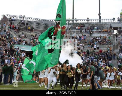 Birmingham, Alabama, USA. Oktober 2021. UAB übernimmt das Feld während eines NCAA-Fußballspiels zwischen den UAB Blazers und den Liberty Flames im Protective Stadium in Birmingham, Alabama. Brandon Sumrall/CSM/Alamy Live News Stockfoto