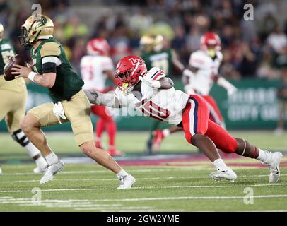 Birmingham, Alabama, USA. Oktober 2021. Liberty Flames Defensive End Tre'Shaun Clark (10) versucht, den Quarterback Dylan Hopkins von UAB Blazers während eines NCAA-Fußballspiels zwischen den UAB Blazers und den Liberty Flames im Protective Stadium in Birmingham, Alabama, nach unten zu ziehen. Gewinner besiegt Loser (ERGEBNIS). Brandon Sumrall/CSM/Alamy Live News Stockfoto