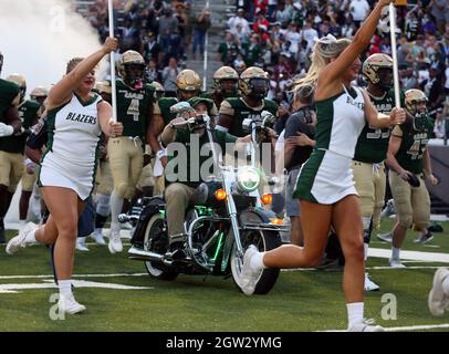 Birmingham, Alabama, USA. Oktober 2021. UAB übernimmt das Feld während eines NCAA-Fußballspiels zwischen den UAB Blazers und den Liberty Flames im Protective Stadium in Birmingham, Alabama. Brandon Sumrall/CSM/Alamy Live News Stockfoto