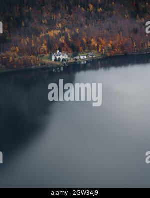 Luftaufnahme von Obertraun und Schloss Grub - Hallstatt, Österreich Stockfoto