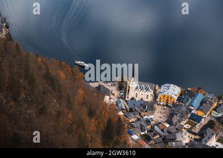 Luftaufnahme von oben nach unten von der Fähre Ankunft auf Hallstatt Dorf - Hallstatt, Österreich Stockfoto