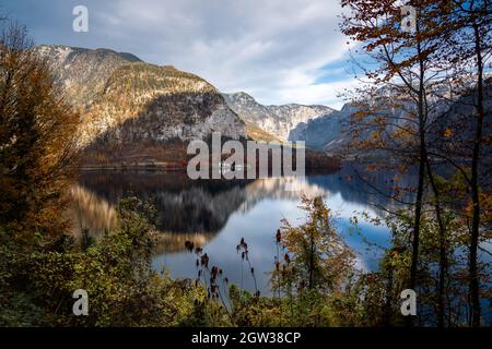 Herbstansicht des Hallstätter Sees mit Obertraun, Schloss Grub und Bergen - Hallstatt, Österreich Stockfoto