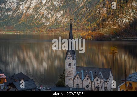 Fähre über den Hallstätter See und die Hallstätter Evangelische Kirche - Hallstatt, Österreich Stockfoto