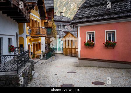 Hallstatt Dorf Bunte Gebäude - Hallstatt, Österreich Stockfoto