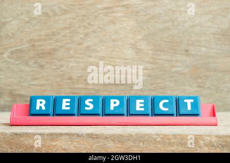 Fliesen Alphabet Buchstaben mit Wort Respekt in roter Farbe Rack auf Holz Hintergrund Stockfoto