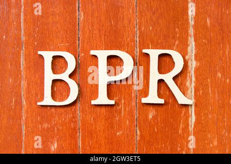 Buchstabenbuchstabe in Wort BPR (Abkürzung für Business Process Reengineering oder Batch Processing Record) auf altem roten Hintergrund der Holzplatte Stockfoto