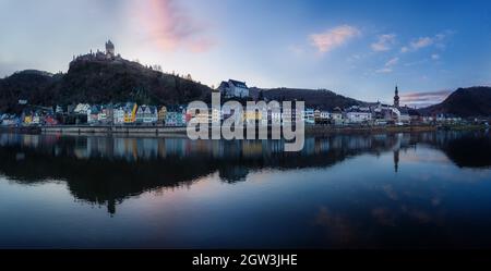 Panoramablick auf Cochem Skyline bei Sonnenuntergang mit Schloss Cochem - Cochem, Rheinland-Pfalz, Deutschland Stockfoto