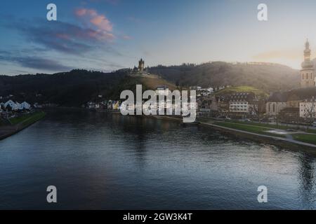Cochem Skyline bei Sonnenuntergang mit Schloss Cochem - Cochem, Rheinland-Pfalz, Deutschland Stockfoto