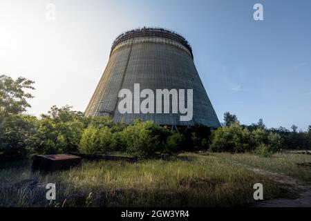 Unvollendeter Kühlturm des Kernkraftwerks Tschernobyl - Sperrzone Tschernobyl, Ukraine Stockfoto