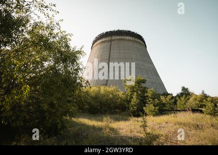 Unvollendeter Kühlturm des Kernkraftwerks Tschernobyl - Sperrzone Tschernobyl, Ukraine Stockfoto