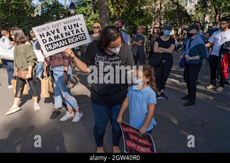 NEW YORK, NY - 2. OKTOBER: Eine Frau und ihre 5-jährige Tochter halten Zeichen, als sich die Menschen für die "Kundgebung für Abtreibungsjustiz" im Washington Square Park am 2. Oktober 2021 in New York City versammeln. Unterstützer von Reproduktions- und Abtreibungsrechtsaktivisten nehmen an mehr als 600 Demonstrationen in den USA Teil, um die Reproduktionsrechte zu unterstützen, da das bisher restriktivste Gesetz gegen Abtreibung letzten Monat in Texas in Kraft getreten ist. Stockfoto