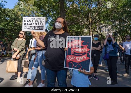 NEW YORK, NY - 2. OKTOBER: Eine Frau und ihre 5-jährige Tochter halten Zeichen, als sich die Menschen für die "Kundgebung für Abtreibungsjustiz" im Washington Square Park am 2. Oktober 2021 in New York City versammeln. Unterstützer von Reproduktions- und Abtreibungsrechtsaktivisten nehmen an mehr als 600 Demonstrationen in den USA Teil, um die Reproduktionsrechte zu unterstützen, da das bisher restriktivste Gesetz gegen Abtreibung letzten Monat in Texas in Kraft getreten ist. Stockfoto