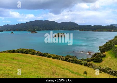 Der Blick von der Insel Urupukapuka in der Bay of Islands, Neuseeland, mit Blick auf das Festland Stockfoto