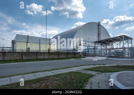 Neue sichere Einschließung (Sarkophag) am Reaktor 4 des Kernkraftwerks Tschernobyl - Ort der Katastrophe von 1986 - Tschernobyl-Sperrzone, Ukraine Stockfoto