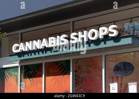 Toronto, Kanada - 2. Oktober 2021: Nahaufnahme der Cannabisläden auf dem Gebäude in Toronto, Kanada. Stockfoto