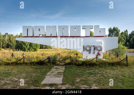 Pripyat-Stadtschild - Text sagt: Pripyat - Pripyat, Tschernobyl-Sperrzone, Ukraine Stockfoto