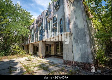 Fassade der Musikschule Pripyat und der Konzerthalle - Pripyat, Sperrzone Tschernobyl, Ukraine Stockfoto