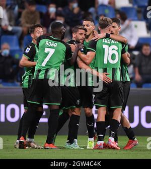 Reggio Emilia, Italien. Oktober 2021. Die Spieler von Sassuolo feiern das Tor während eines Fußballspiels der Serie A zwischen Sassuolo und dem FC Inter in Reggio Emilia, Italien, am 2. Oktober 2021. Quelle: Alberto Lingria/ Xinhua/Alamy Live News Stockfoto