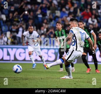 Reggio Emilia, Italien. Oktober 2021. Lautaro Martinez des FC Inter punktet am 2. Oktober 2021 bei einem Fußballspiel der Serie A zwischen Sassuolo und dem FC Inter in Reggio Emilia, Italien. Quelle: Alberto Lingria/ Xinhua/Alamy Live News Stockfoto