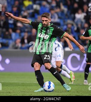 Reggio Emilia, Italien. Oktober 2021. Domenico Berardi von Sassuolo erzielt den Elfmeterstoß während eines Fußballspiels der Serie A zwischen Sassuolo und dem FC Inter in Reggio Emilia, Italien, am 2. Oktober 2021. Quelle: Alberto Lingria/ Xinhua/Alamy Live News Stockfoto