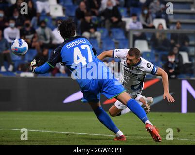 Reggio Emilia, Italien. Oktober 2021. Edin Dzeko (R) des FC Inter erzielt am 2. Oktober 2021 bei einem Fußballspiel der Serie A zwischen Sassuolo und dem FC Inter in Reggio Emilia, Italien. Quelle: Alberto Lingria/ Xinhua/Alamy Live News Stockfoto