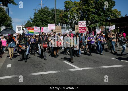 Portland, USA. Oktober 2021. Tausende versammelten sich, sprachen und marschierten am 2. Oktober 2021 in Portland, Oregon, für die reproduktiven Rechte von Frauen in einer Veranstaltung, die mit nationalen Frauenrechtskundgebungen koordiniert wurde. (Foto von John Rudoff/Sipa USA) Quelle: SIPA USA/Alamy Live News Stockfoto