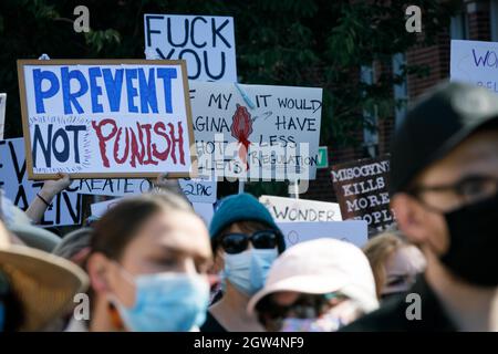 Portland, USA. Oktober 2021. Tausende versammelten sich, sprachen und marschierten am 2. Oktober 2021 in Portland, Oregon, für die reproduktiven Rechte von Frauen in einer Veranstaltung, die mit nationalen Frauenrechtskundgebungen koordiniert wurde. (Foto von John Rudoff/Sipa USA) Quelle: SIPA USA/Alamy Live News Stockfoto