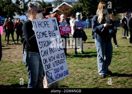 Portland, USA. Oktober 2021. Tausende versammelten sich, sprachen und marschierten am 2. Oktober 2021 in Portland, Oregon, für die reproduktiven Rechte von Frauen in einer Veranstaltung, die mit nationalen Frauenrechtskundgebungen koordiniert wurde. (Foto von John Rudoff/Sipa USA) Quelle: SIPA USA/Alamy Live News Stockfoto