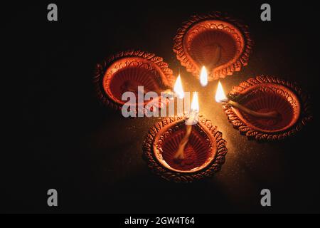 Diya-Lampen aus Ton leuchten während der Diwali-Show Stockfoto