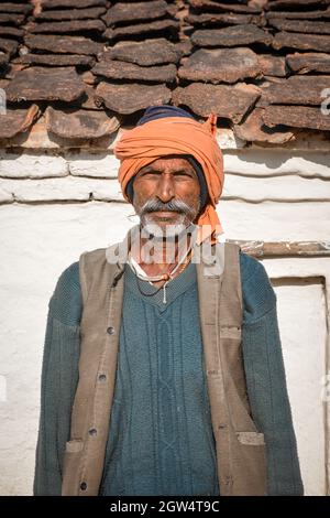 TIKAMGARH, MADHYA PRADESH, INDIEN - 28. SEPTEMBER 2021: Ein alter indischer Mann lächelt und schaut auf die Kamera. Stockfoto