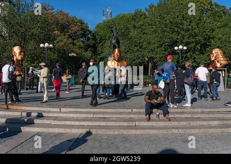 NEW YORK, NY – 02. OKTOBER: Die Statuen von George Floyd, John Lewis und Breonna Taylor, die der Künstler Chris Carnabuci für die Ausstellung „Seeinjustice“ von konfrontieren Art angefertigt hat, sind am 2. Oktober 2021 auf dem Union Square in New York City zu sehen. Stockfoto