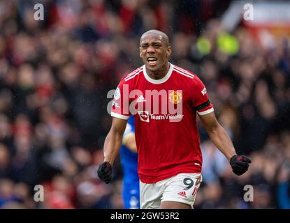 Manchester, Großbritannien. Oktober 2021. Anthony Martial von Manchester United feiert seinen Sieg beim Premier League-Fußballspiel zwischen Manchester United und Everton in Manchester, Großbritannien, am 2. Oktober 2021. Quelle: Xinhua/Alamy Live News Stockfoto