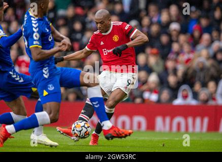 Manchester, Großbritannien. Oktober 2021. Anthony Martial (R) von Manchester United punktet beim Premier League-Fußballspiel zwischen Manchester United und Everton in Manchester, Großbritannien, am 2. Oktober 2021. Quelle: Xinhua/Alamy Live News Stockfoto