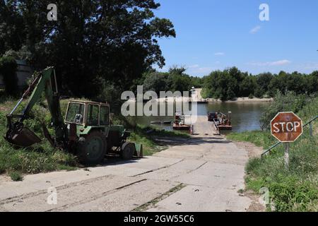 Tiraspol, Moldawien. Juli 2021. Vor dem Fluss Dnestr, der die separatistische Region Transnistria vom Rest der Republik Moldau trennt, steht ein Stoppschild. Der Konflikt um die separatistische Region Transnistrien in Moldawien ist einer der ältesten auf dem Gebiet der ehemaligen Sowjetunion. (To dpa 'Transnistria: Life in an uncalled State') Quelle: Hannah Wagner/dpa/Alamy Live News Stockfoto