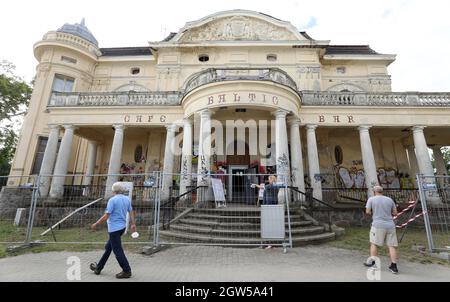 08. September 2021, Mecklenburg-Vorpommern, Kühlungsborn: Die historische Villa Baltic von 1910 wurde in der DDR-Zeit bis 1990 als Erholungsheim des Gewerkschaftsbundes FDGB genutzt und ist seitdem in Verfall geraten. 2019 wurde das denkmalgeschützte Gebäude von Jan und Berend Aschenbeck, Projektentwicklern aus Oldenburg, gekauft. Sie wollen das Haus sanieren und wirtschaftlich betreiben, benötigen dafür aus ihrer Sicht die Möglichkeit zum Neubau eines angrenzenden Gebäudes für Gastronomie, Einzelhandel, Wellness und Hotel. Am 05.12.2021 sind die Einwohner von Kühlungsborn Stockfoto